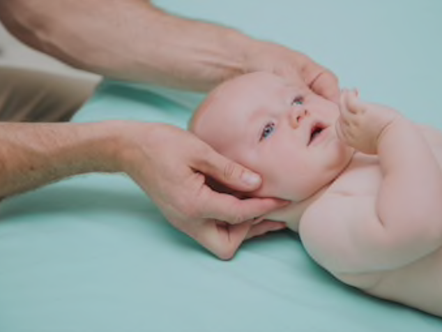 manipulation ostéopathique sur un bébé au niveau de la tête