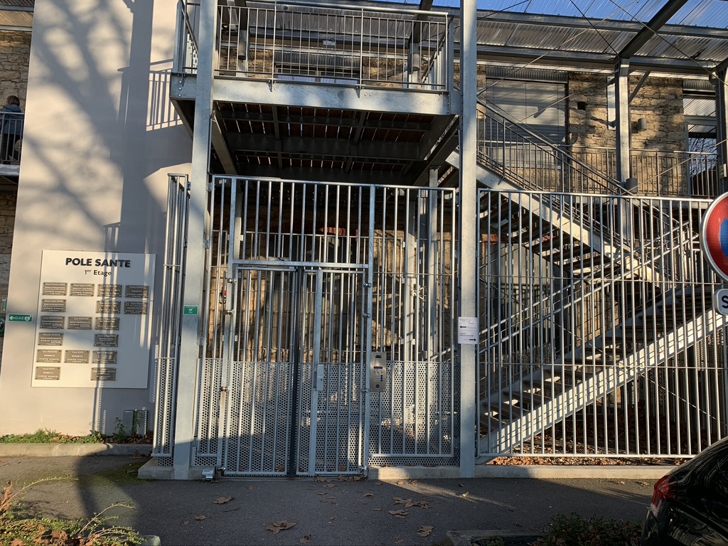 Photo de l'entrée du bâtiment du Pôle Santé à Crémieu