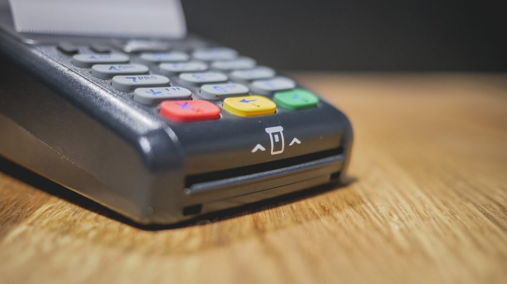 terminal de carte bancaire sur un bureau en bois
